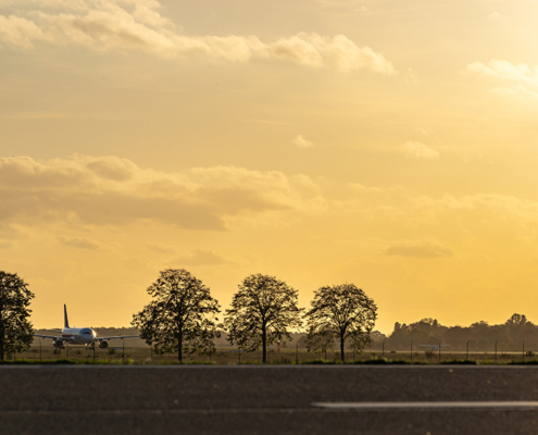 Blick auf den Baden-Airpark im Sonnenuntergang mit einem gelandeten Flugzeug