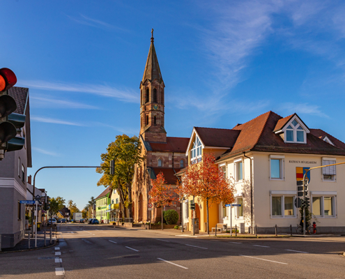 Blick auf das Rathaus der Gemeinde Hügelsheim mit der Kirche im Hintergrund